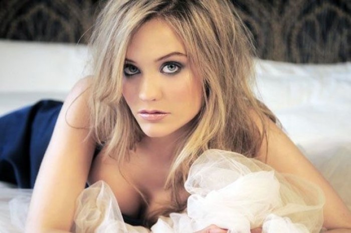 Laura Whitmore terriblement sexy en lingerie